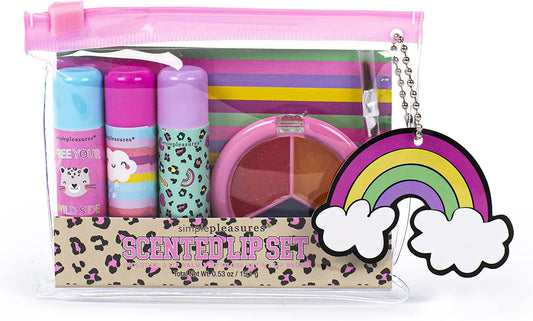 Tri-Coastal Design - Simple Pleasures | Set Burrocacao | 3 Profumazioni Assortite | Pennello Labbra | Borsetta Riutilizzabile in PVC | 4,2 g cad. | Un Primo Trucco per Sentirsi Grandi