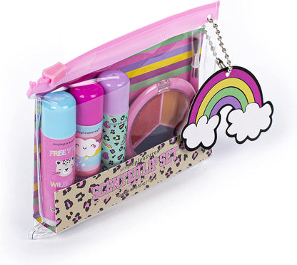 Tri-Coastal Design - Simple Pleasures | Set Burrocacao | 3 Profumazioni Assortite | Pennello Labbra | Borsetta Riutilizzabile in PVC | 4,2 g cad. | Un Primo Trucco per Sentirsi Grandi